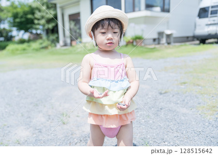 庭のプールで遊ぶ日本人の幼児 128515642