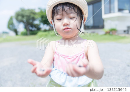 庭のプールで遊ぶ日本人の幼児 128515643