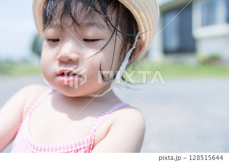 庭のプールで遊ぶ日本人の幼児 128515644
