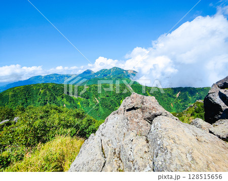 夏の妙高山登山（北峰頂上から焼山・火打山方面の眺め） 128515656