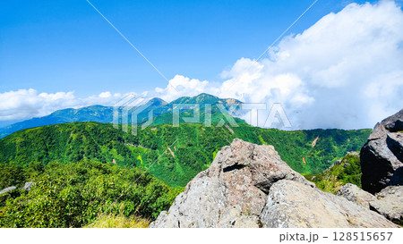 夏の妙高山登山（北峰頂上から焼山・火打山方面の眺め） 128515657