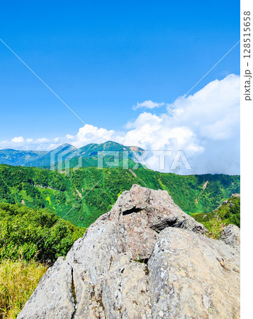 夏の妙高山登山（北峰頂上から焼山・火打山方面の眺め） 128515658