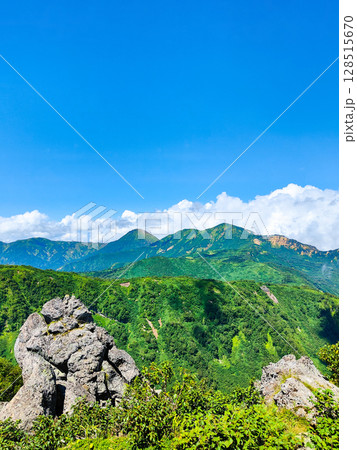夏の妙高山登山（北峰頂上から焼山・火打山方面の眺め） 128515670