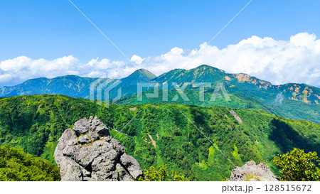 夏の妙高山登山（北峰頂上から焼山・火打山方面の眺め） 128515672