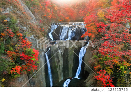 【茨城県】袋田の滝の紅葉 128515736