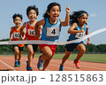 徒競走　運動会　子供 128515863