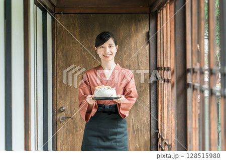 老舗の温泉旅館・高級旅館・宿坊で働く仲居さん・女将さん 128515980