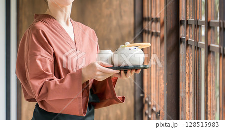 老舗の温泉旅館・高級旅館・宿坊で働く仲居さん・女将さん 128515983