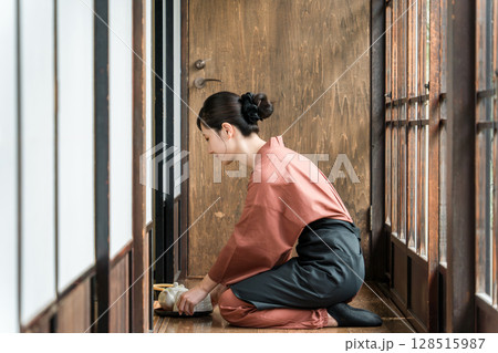老舗の温泉旅館・高級旅館・宿坊で働く仲居さん・女将さん 老舗の温泉旅館・高級旅館・宿坊で働く仲居さん・女将さん 128515987