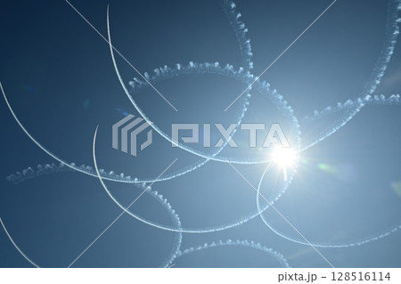 大阪・関西万博　大屋根リングよりプルーインパレス展示飛行 128516114