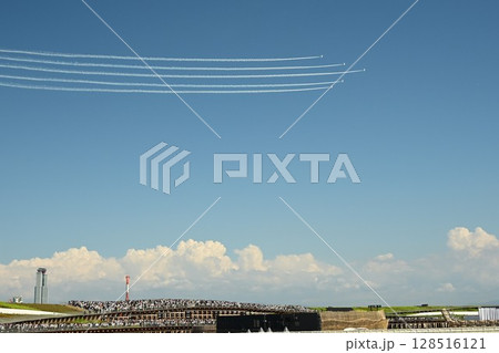 大阪・関西万博　大屋根リングよりプルーインパレス展示飛行 128516121