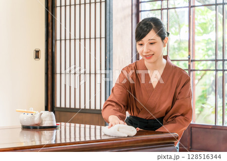 老舗の温泉旅館・高級旅館・宿坊で働く仲居さん・女将さん 128516344