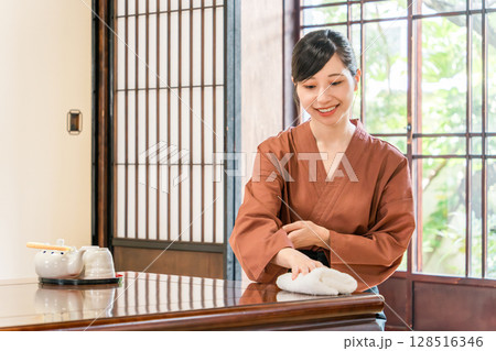 老舗の温泉旅館・高級旅館・宿坊で働く仲居さん・女将さん 老舗の温泉旅館・高級旅館・宿坊で働く仲居さん・女将さん 128516346