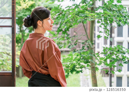 老舗の温泉旅館・高級旅館・宿坊で働く仲居さん・女将さん 128516350