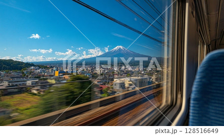 新幹線の窓から見る富士山6 128516649