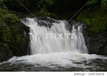 激しい川の流れ 128516818