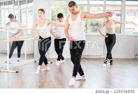 Ballet artist leading group rehearsal with amateur dancers 128516830