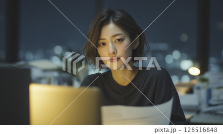 夜遅くまで残業する女性　ビジネスシーン 128516848