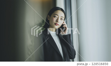 女性がスマホで電話しているビジネスシーン 128516850