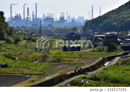 工業地帯と棚田が広がる風景 128517291