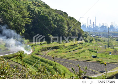 工業地帯と棚田が広がる風景 工業地帯と棚田が広がる風景 128517309
