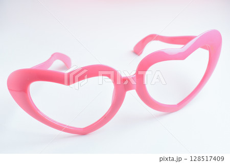 pink heart shape of glasses on white background 128517409