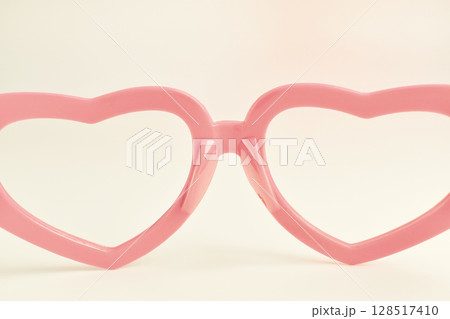 pink heart shape of glasses on pastel color background 128517410