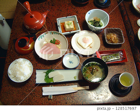 A japanese Washoku breakfast / 日本の民宿で提供される和風な朝食セット 128517697