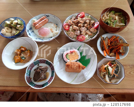 A japanese Washoku breakfast / 日本の民宿で提供される和風な朝食セット 128517698