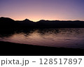 夕暮れの屈斜路湖畔 128517897