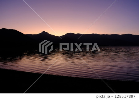 夕暮れの屈斜路湖畔 夕暮れの屈斜路湖畔 128517897