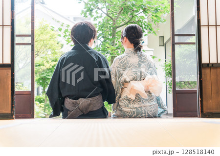 日本家屋の縁側でくつろぐ浴衣姿の夫婦,カップル 日本家屋の縁側でくつろぐ浴衣姿の夫婦,カップル 128518140