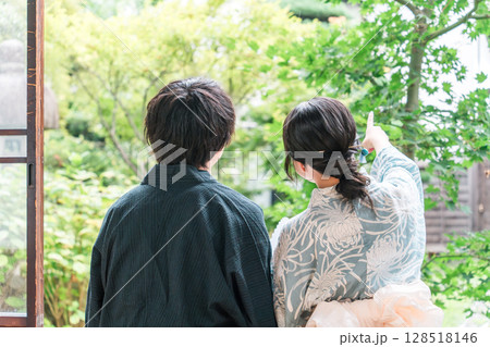 日本家屋の縁側でくつろぐ浴衣姿の夫婦,カップル 128518146