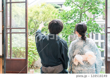 日本家屋の縁側でくつろぐ浴衣姿の夫婦,カップル 128518149