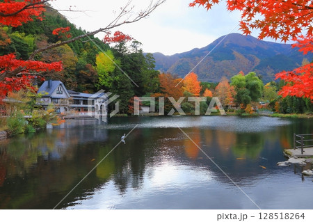 秋の金鱗湖（由布市湯布院町） 128518264