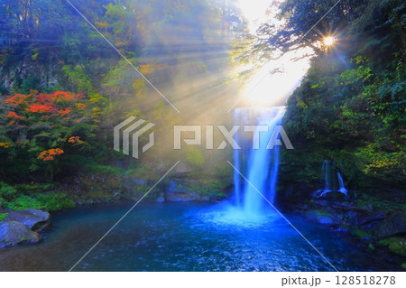 光さす秋の慈恩の滝(大分県玖珠町) 光さす秋の慈恩の滝(大分県玖珠町) 128518278