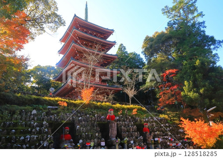 秋の竹林寺五重塔(四国霊場第31番札所) 秋の竹林寺五重塔(四国霊場第31番札所) 128518285