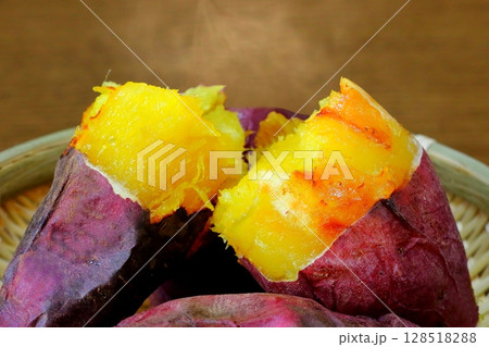 ホカホカの焼き芋（紅はるか） 128518288