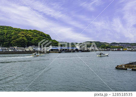 土佐清水港　漁から帰る漁船　高知県土佐清水市 128518535