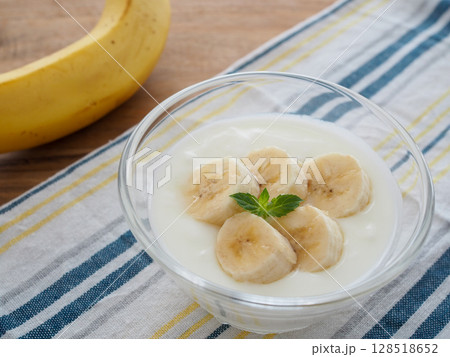 バナナを添えたおいしいヨーグルト 128518652