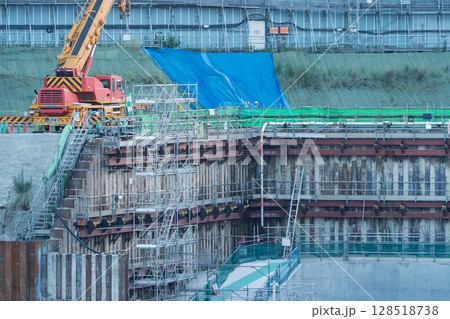 京都府八幡市と大阪府枚方市間の新名神高速道路の の建設現場 128518738