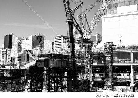 変貌する東京 工事中のJR渋谷駅西口 2025.06　f-5 モノクロ 128518912