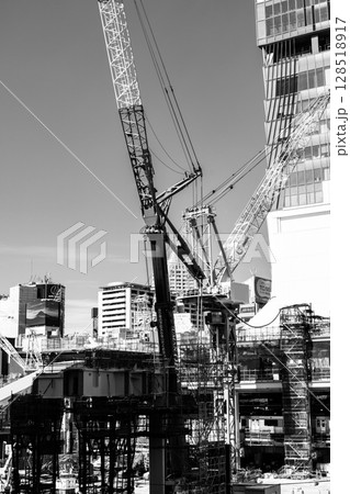 変貌する東京 工事中のJR渋谷駅西口 2025.06　g-5 モノクロ 128518917