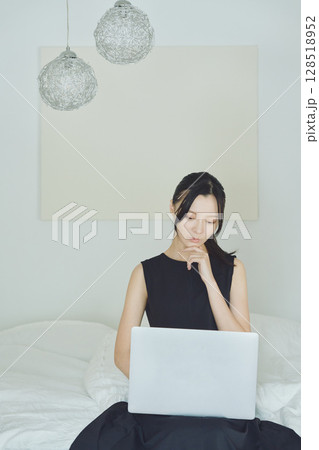 自宅でテレワークをする女性 128518952