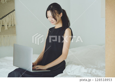 自宅でテレワークをする女性 128518953