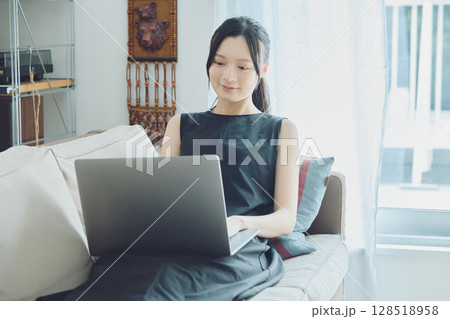 自宅でテレワークをする女性 128518958