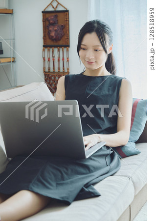 自宅でテレワークをする女性 自宅でテレワークをする女性 128518959