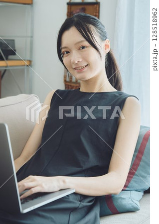 自宅でテレワークをする女性 128518962