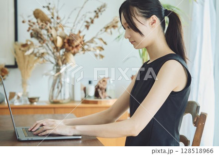 自宅でテレワークをする女性 128518966