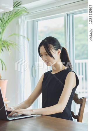 自宅でテレワークをする女性 自宅でテレワークをする女性 128518967